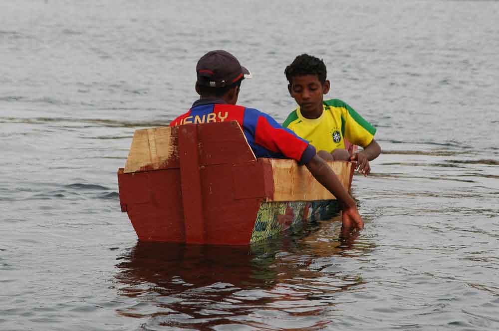 Egipto - rio Nilo - jóvenes en barca de madera - 2007